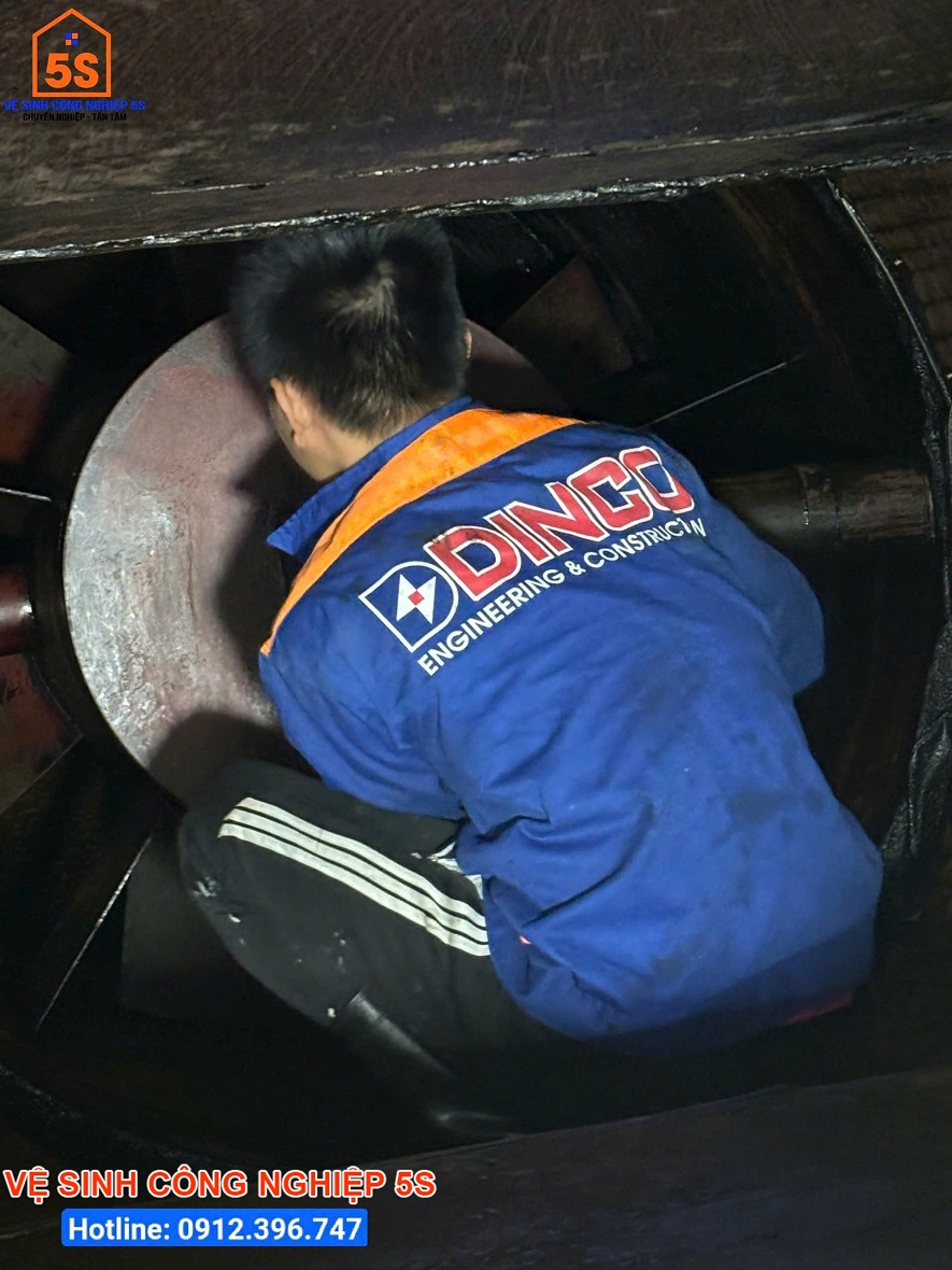 Ve sinh ong khoi bep nha hang 5 sao tai da nang 10