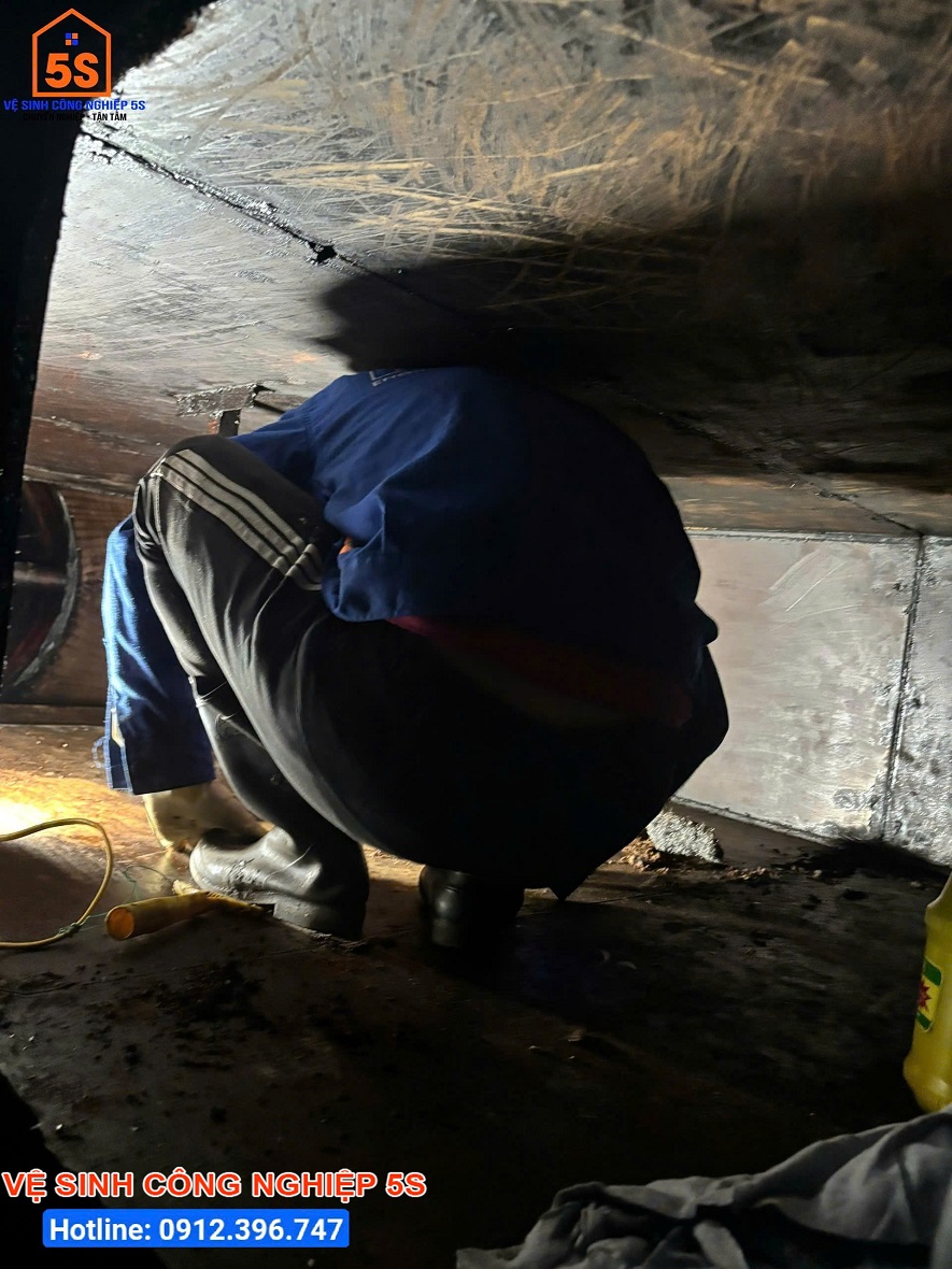Ve sinh ong khoi bep nha hang 5 sao tai da nang 11