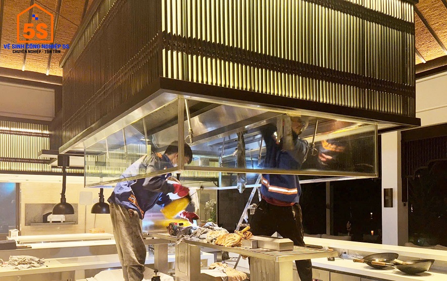 Vệ sinh ống khói khách sạn Nam Hải - Giải pháp loại bỏ dầu mỡ số 1