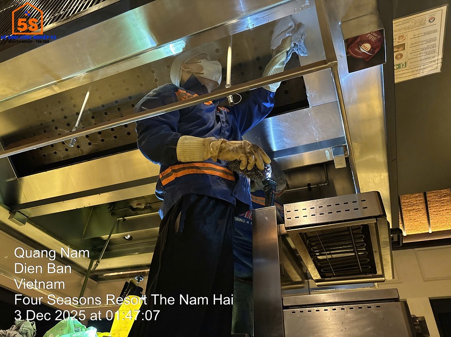 Lau chùi khu vực bếp