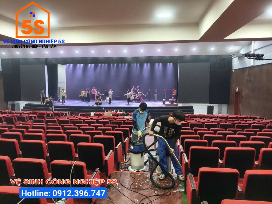 Hút bụi cho sàn hội trường