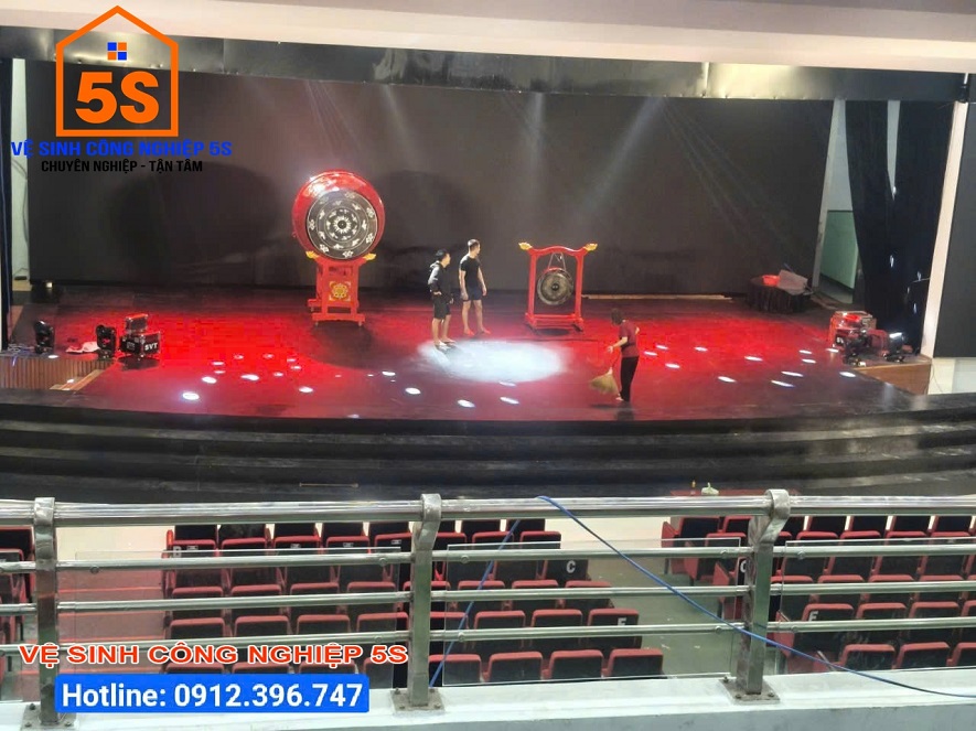 Thu gom rác trên sân khấu