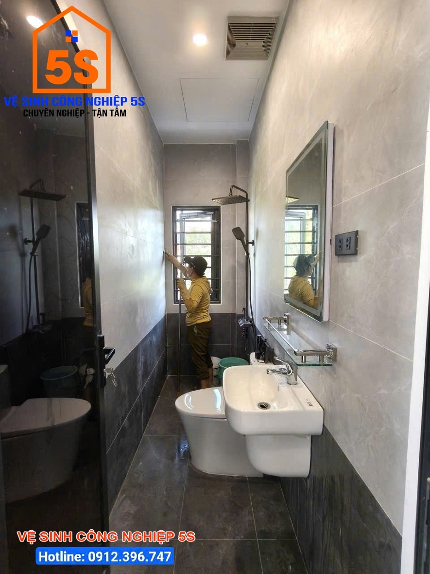 Lau, làm sạch bụi tường