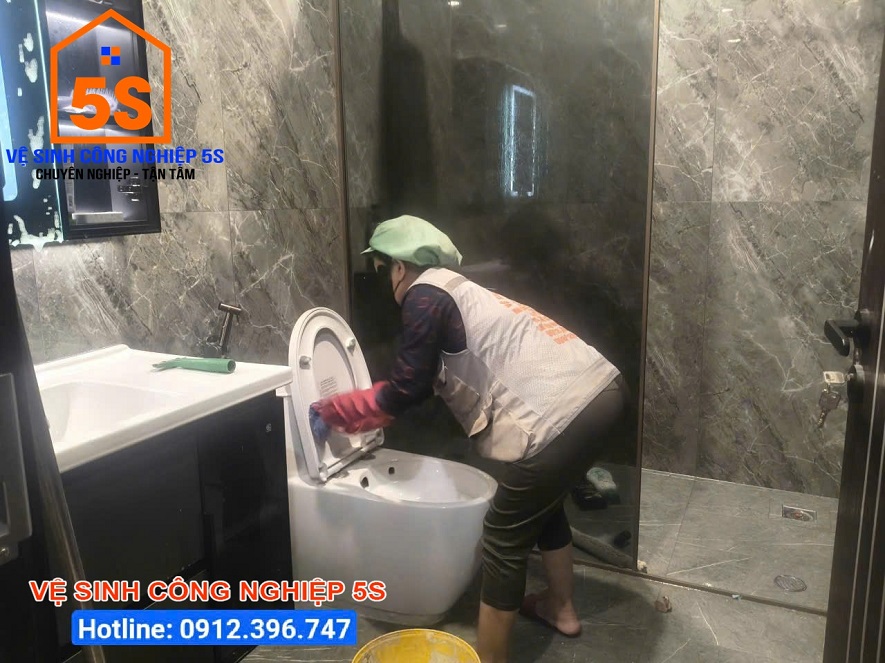 Vệ sinh khu vực nhà vệ sinh