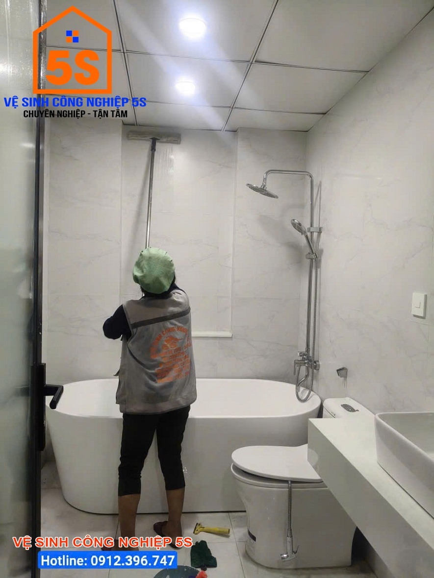 Vệ sinh tường khu vực nhà tắm
