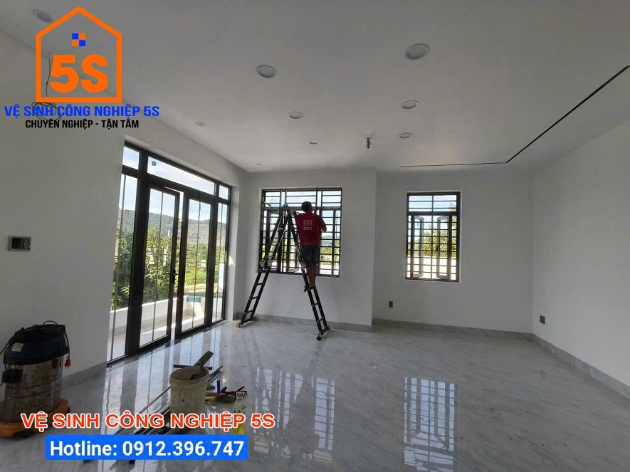 Lau chùi khung cửa kính