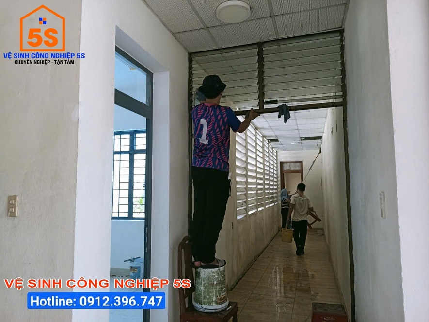 Vệ sinh khu vực lối đi giữa