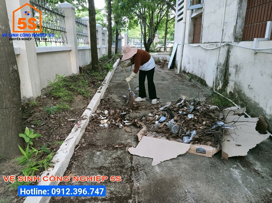 Thu gom rác xung quanh
