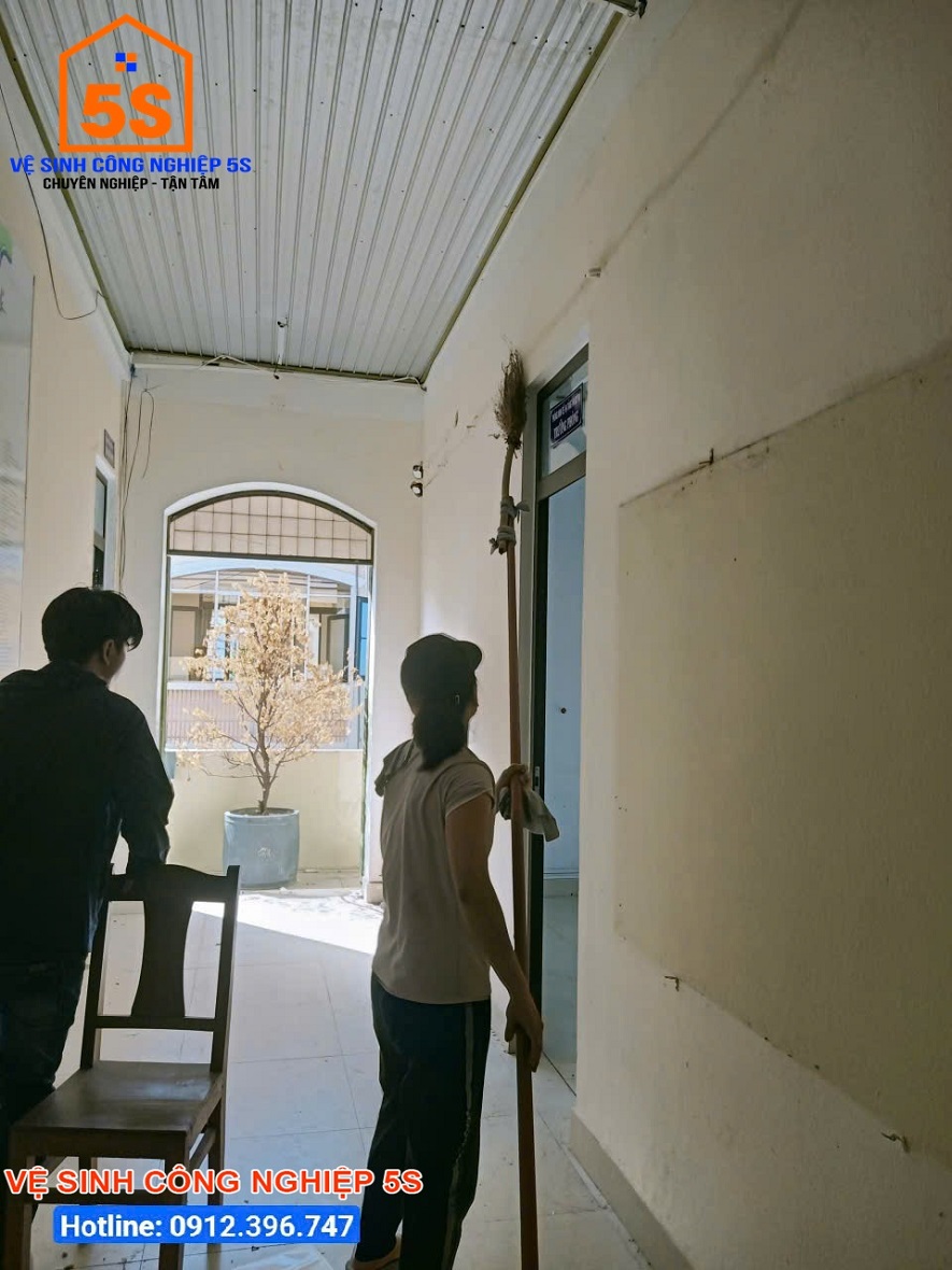 Quét mạng nhện tường