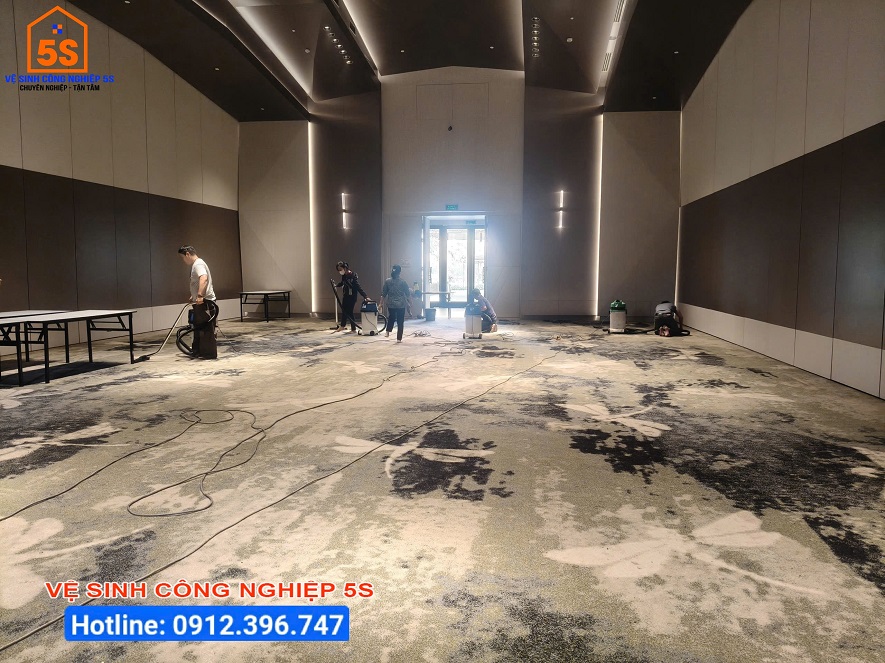 Hút khô, xử lý bề mặt thảm trước khi giặt