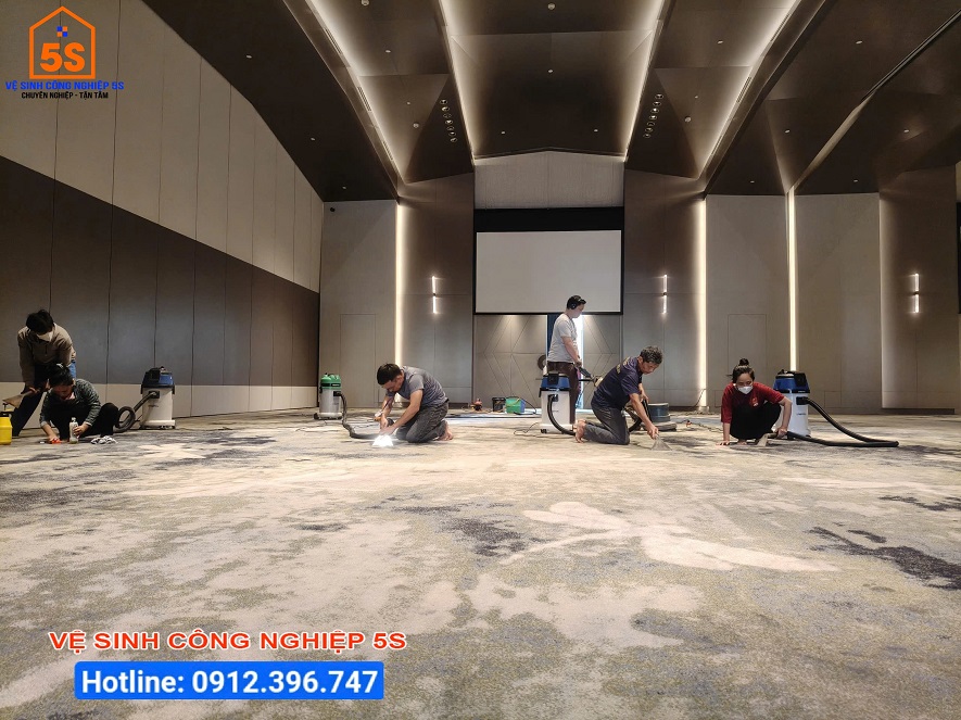 Sử dụng máy hút bụi, làm sạch bề mặt