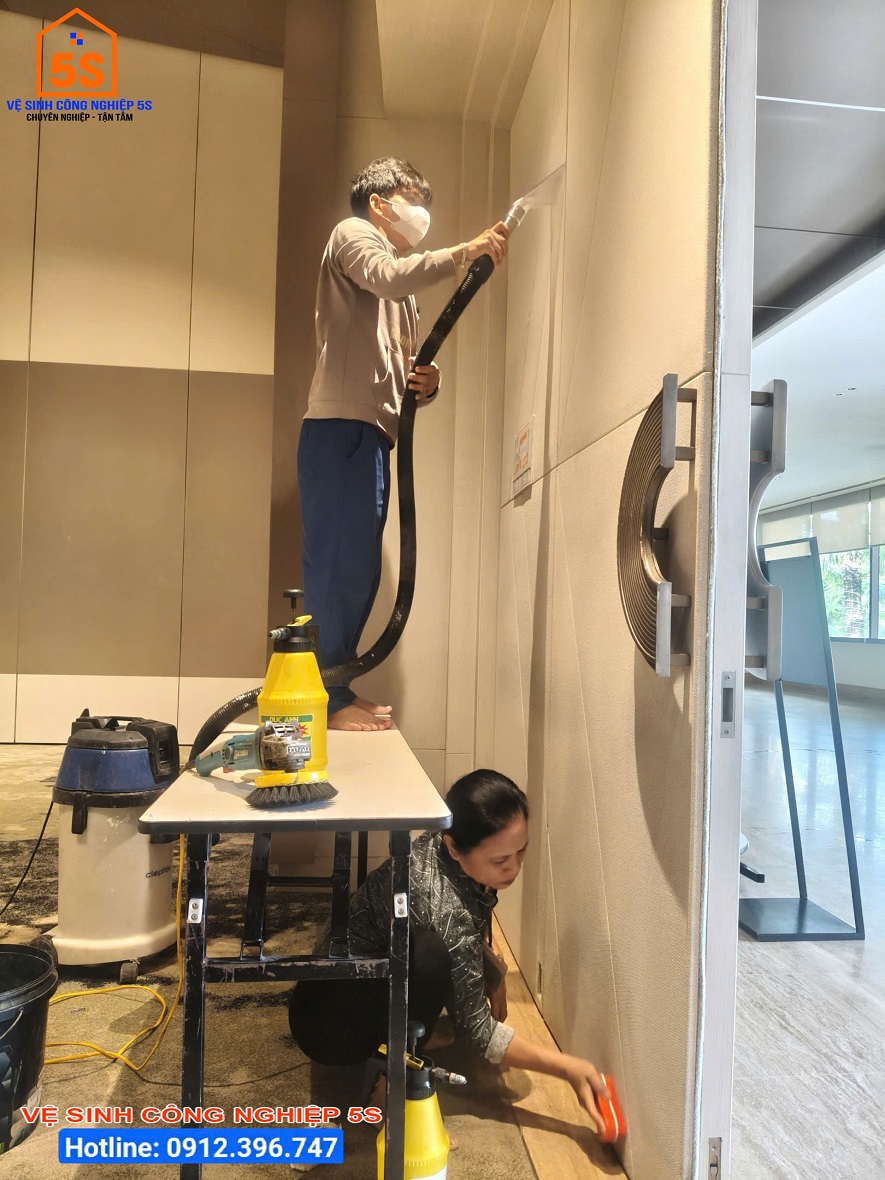 Làm sạch hệ thống vách cửa thuộc khuôn viên khách sạn