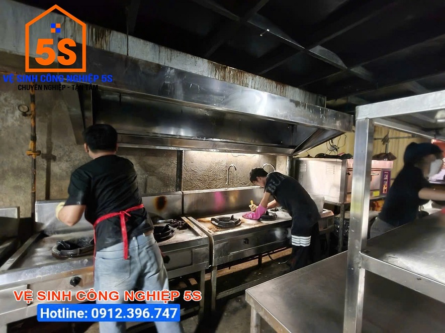 Làm sạch khu vực bếp 2