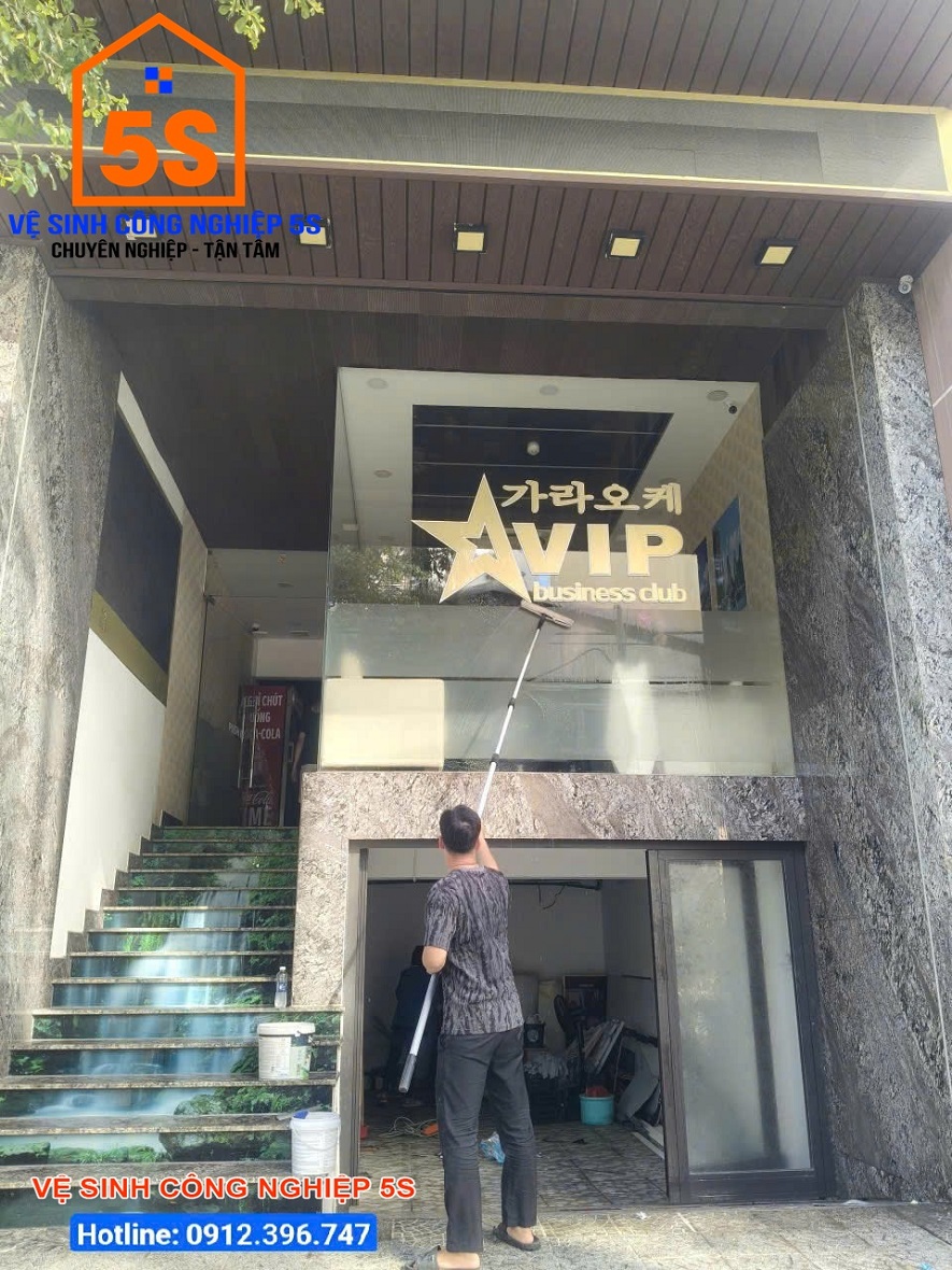 Lau kính mặt tiền quán Karaoke