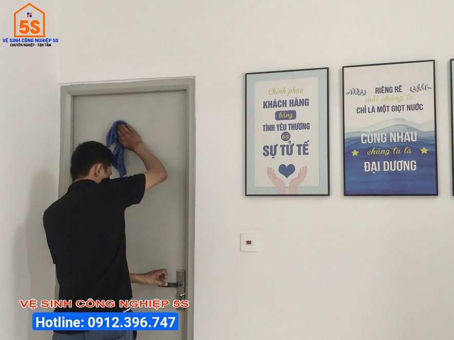 Vệ sinh cửa, vách cửa