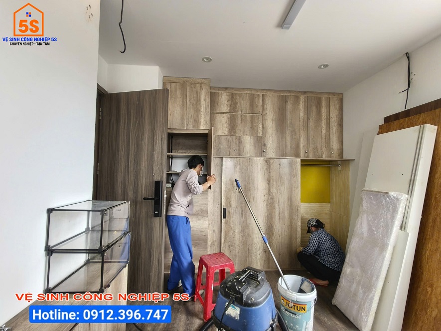 Lau chùi nội thất