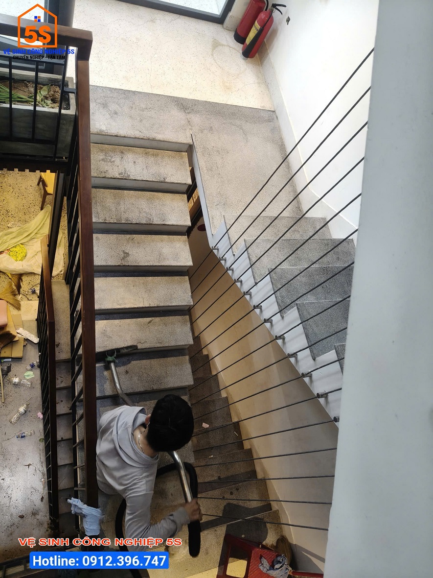 Hút bụi cầu thang