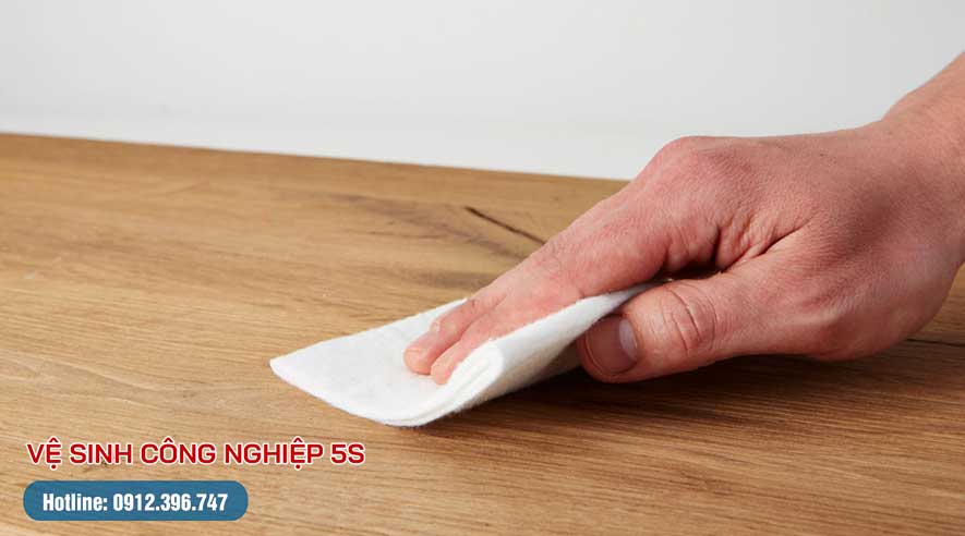 Dùng khăn giấy để hút bớt lượng dầu trên sàn gỗ