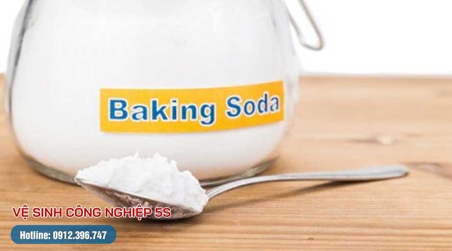Aceton kết hợp với baking soda có thể làm sạch vết dầu mỡ lâu ngày trên sàn gạch nhám 
