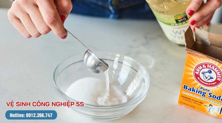 Kết hợp giấm và baking soda để loại bỏ vết dầu mỡ khô, cứng đầu