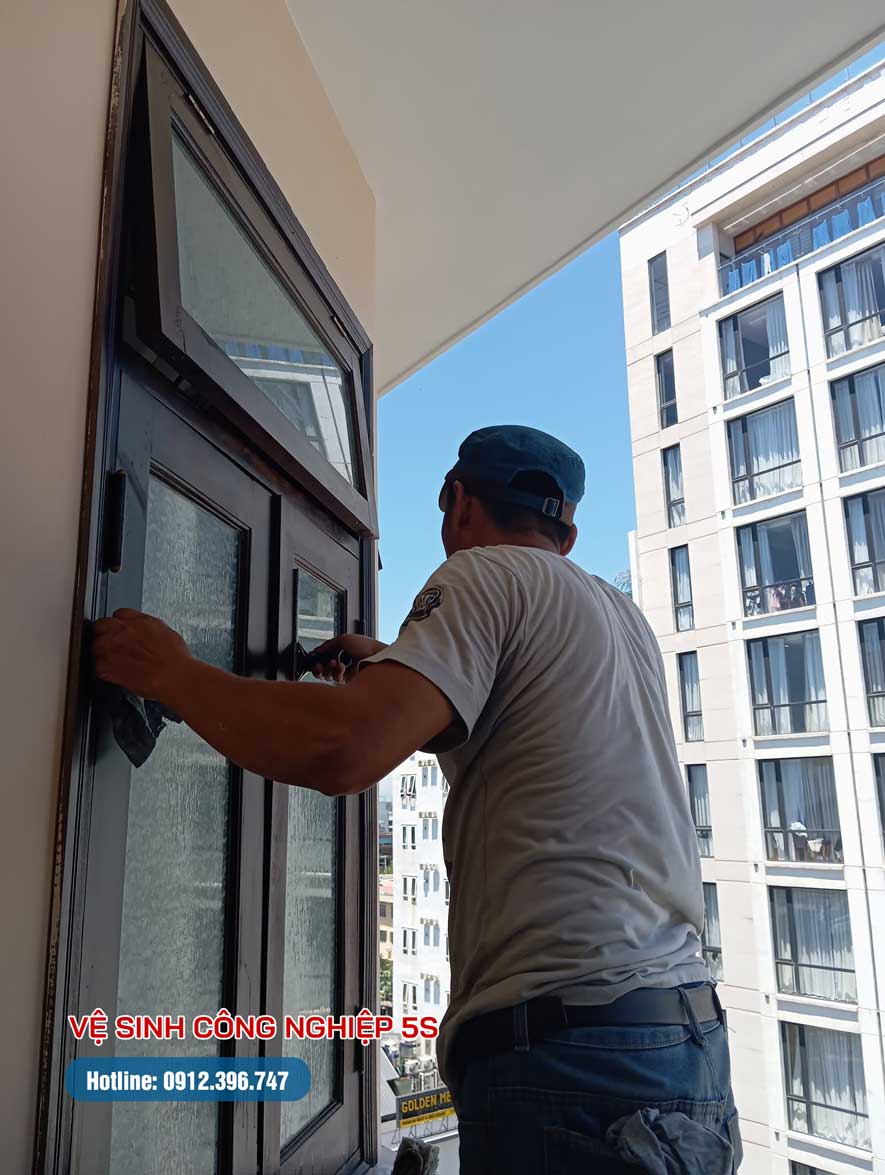 Nhân viên 5S đang vệ sinh cửa sổ