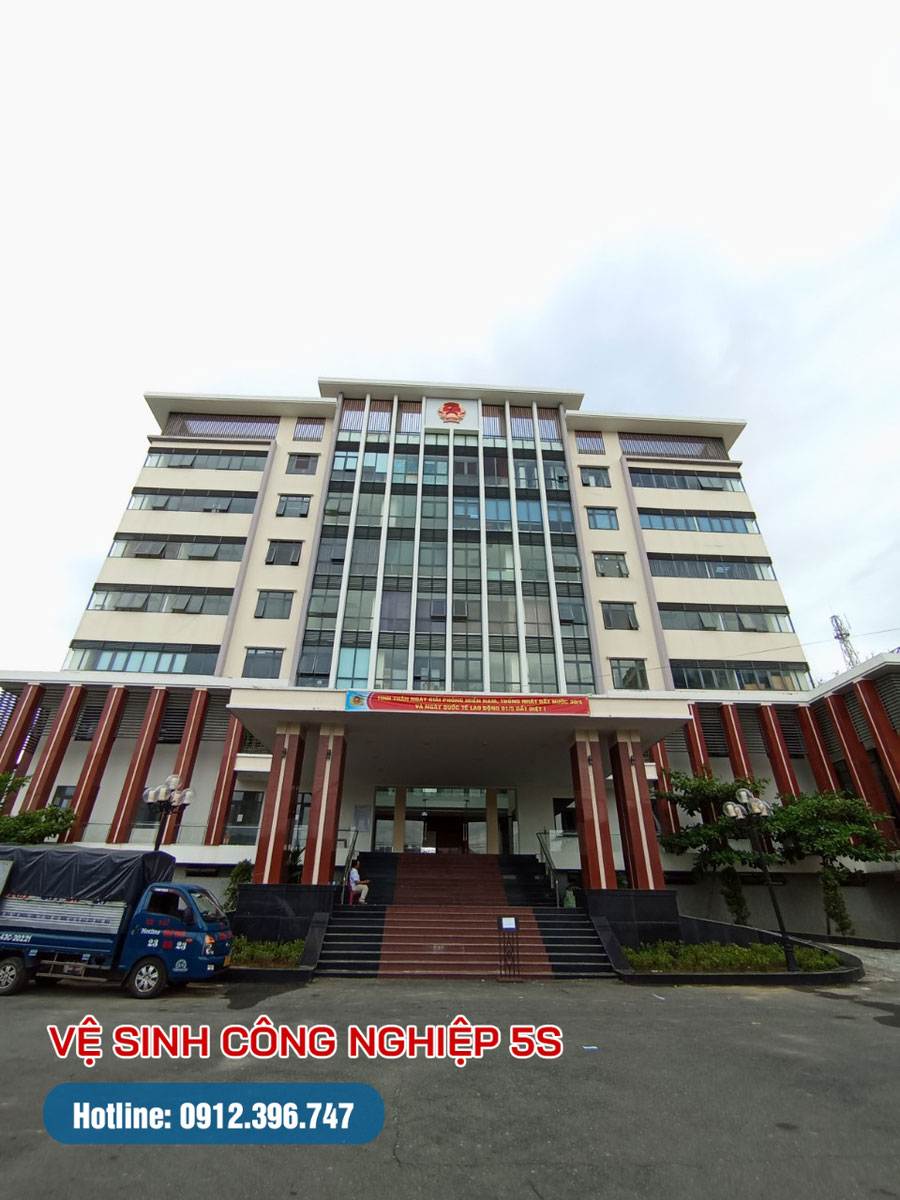 Công ty vệ sinh công nghiệp 5S vệ sinh tòa nhà trung tâm hành chính quận Hải Châu Đà Nẵng