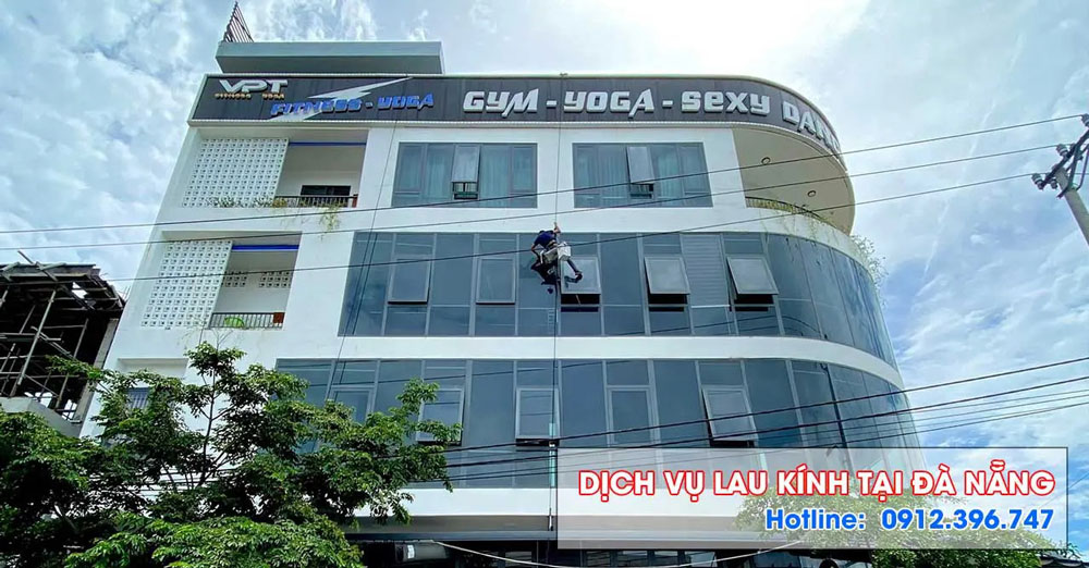 Dịch vụ lau kính tòa nhà cao tầng chuyên nghiệp tại Đà Nẵng