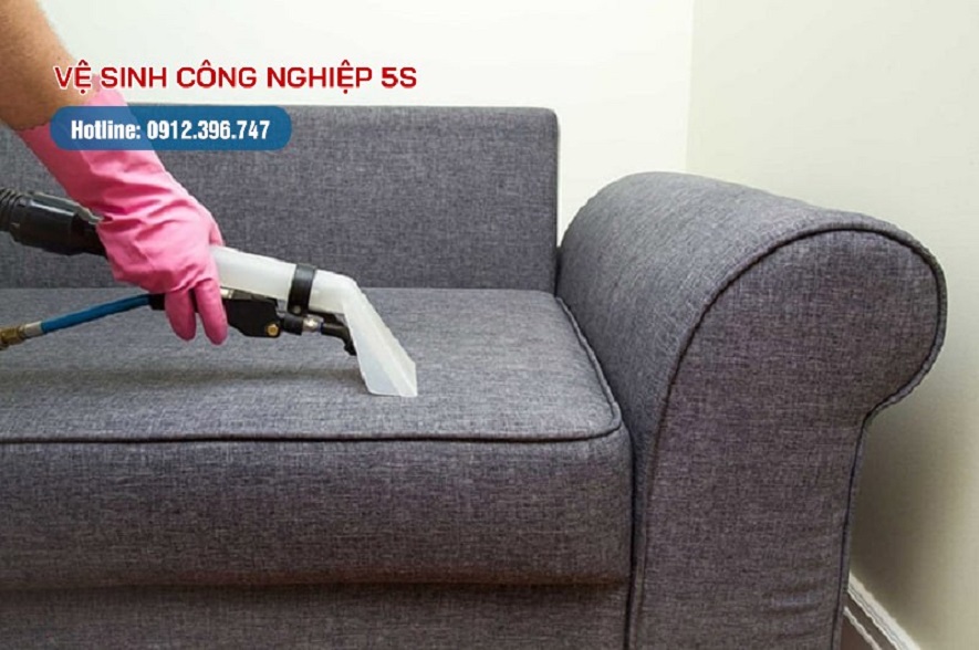 Vệ sinh ghế sofa vải bố thường xuyên giúp đảm bảo vệ sinh và độ bền của ghế
